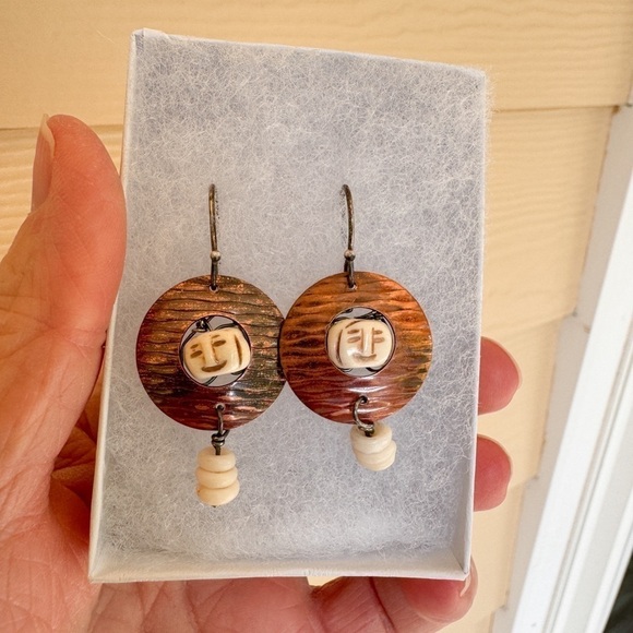Happy Face Copper, Sterling Silver Ear loops and dangling pukka shells earrings - Picture 4 of 4